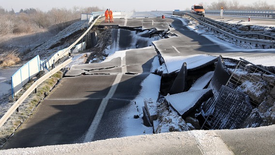 Autobahnabschnitt bei Tribsees ist abgesackt. © dpa-Bildfunk Foto: Bernd Wüstneck