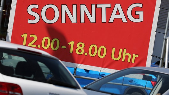 Das Werbe-Transparent vor einem Lebensmittel-Markt informiert über die Öffnungszeiten am Sonntag. © dpa Bildfunk Foto: Bernd Wüstneck