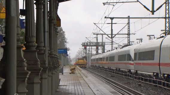 Ein ICE steht im Bahnhof Ludwigslust still. © ndr.de Foto: ndr.de