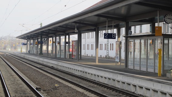 Menschleerer Bahnsteig des Schweriner Bahnhofs. © NDR Foto: Christan Becker