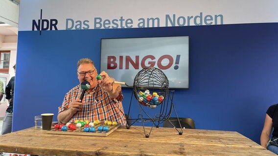 Michael Thürnau spielt "Bingo" mit Besuchern des NDR Standes auf dem Markplatz in Güstrow. © NDR Foto: Alina Boie
