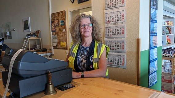 Der Seemannsclub Hollfast ist Anlaufstelle für Seeleute aus aller Welt. Birgit Haaks schenkt ihnen Bier ein, verkauft SD-Karten und ist da, wenn jemand einfach mal reden will. © NDR Foto: Katja Bülow