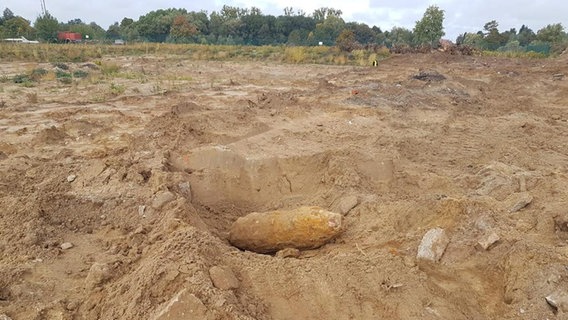 Eine ausgegrabene Bombe liegt in einer Senke aus Erde. © NDR Foto: Thomas Köhler