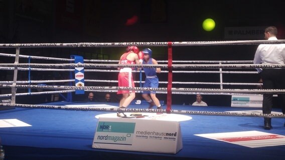Zwei junge Boxer bestreiten zu Beginn der 100. Deutschen Meisterschaften im Boxen einen Kampf in einem der zwei in der Schweriner Palmberg-Arena installierten Ringe. © NDR Foto: Sebastian Giebel