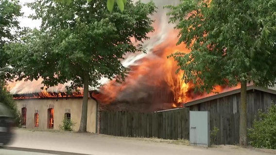 Brand auf dem Gelände des Freizeitparks Karls Erdbeerhof im brandenburgischen Elstal © RBB 