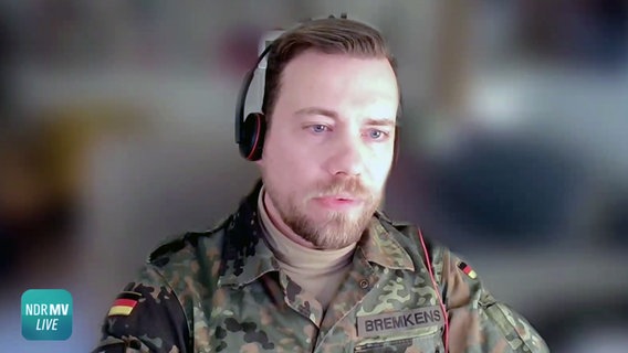 Oberstleutnant Stefan Bremkens im Gespräch mit NDR MV Live Moderatorin Franziska Amler. © NDR Screenshots Foto: NDR Screenshots