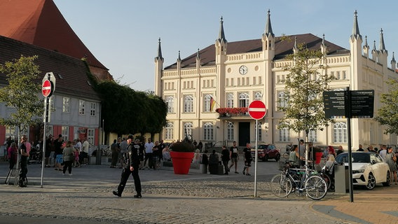Blick auf den Marktplatz und das Rathaus von Bützow. Mehrere Dutzend Menschen haben sich dort versammelt. © NDR Foto: Bernd Kalauch