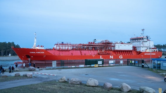 Der LNG-Shuttle-Tanker «Coral Furcata» läuft den Industriehafen Lubmin an. © dpa Bildfunk Foto: Stefan Sauer