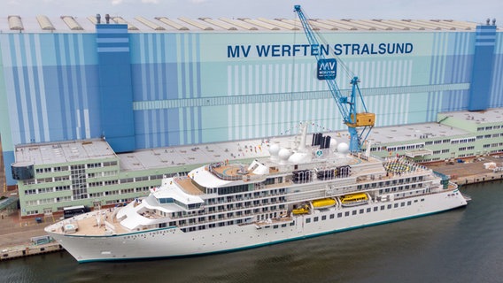 Das in Stralsund gebaute Expeditions-Kreuzfahrtschiff "Crystal Endeavor" liegt am 26.06.2021 nach der Taufe am Ausrüstungskai der Werft. Das in Stralsund gebaute Expeditions-Kreuzfahrtschiff "Crystal Endeavor" liegt am 26.06.2021 nach der Taufe am Ausrüstungskai der Werft. © picture alliance/dpa Foto: Stefan Sauer