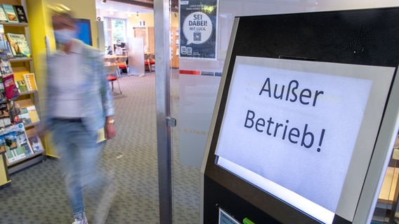 Schwerin: Auf dem Monitor eines Informationsterminals im Bürgerbüro klebt ein Zettel mit der Aufschrift "Außer Betrieb". © dpa Foto: Jens Büttner