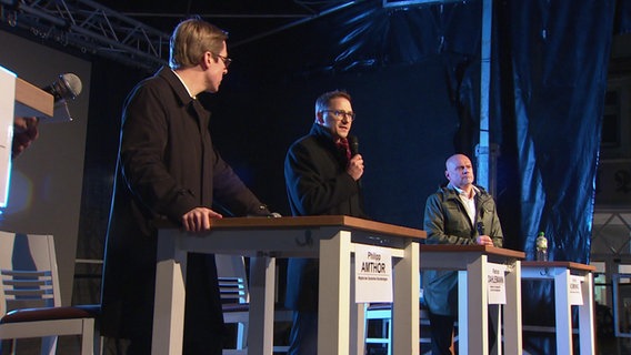 Philipp Amthor (CDU), Patrick Dahlemann (SPD) und Enrico Komning (AfD) bei einem Bürgerdialog in Ueckermünde. © NDR 