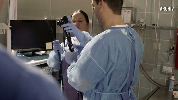 Mediziner bei einer Darmspiegelung © NDR Foto: NDR