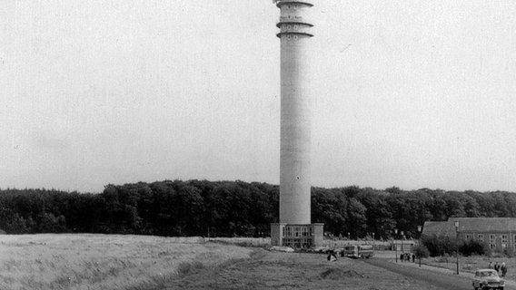 Der Fernsehturm auf dem Großen Dreesch in Schwerin kurz nach seiner Fertigstellung in den 1960er-Jahren. © Stadtarchiv Schwerin 
