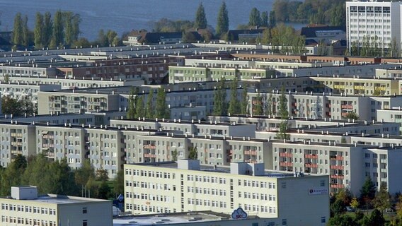 Blick von der Aussichtsplattform des Schweriner Fernsehturms auf Plattenbauten im Neubaugebiet Großer Dreesch (2006) © picture-alliance/dpa - Report Foto: Jens Büttner