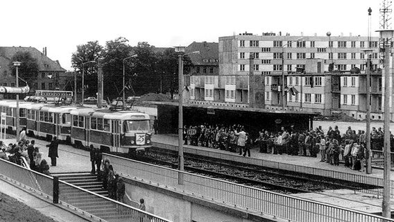 Straßenbahnhaltestelle im Schweriner Stadtteil Großer Dreesch 1974 © Konrad Biallas Foto: Konrad Biallas