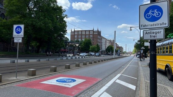 Die Lange Straße in Rostock wird zu einer Fahrradstraße. Dort haben ab sofort Fahrräder Vorrang gegenüber den anderen Verkehrsmitteln.  Foto: Jürn-Jakob Gericke