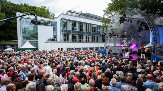 Die prall gefüllte Plaza beim NDR Funkhausfest in Schwerin. © NDR Foto: Georg Hundt