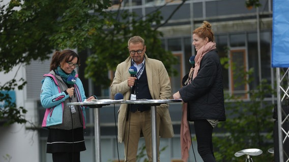 Wie entsteht der Podcast "Dorf-Stadt-Kreis"? Mirja Freye, Michael Elgaß und Anette Ewen. © NDR Foto: Svenja Pohlmann