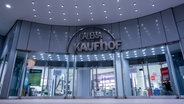 Der Schriftzug Galeria Kaufhof prangt über einer Eingangstür des Warenhauses in Rostock. © Jens Büttner/dpa 
