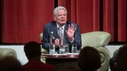Der frühere Bundespräsident Joachim Gauck spricht auf einer Bühne im Kaiserhof. Mit dem Podiumsgespräch begannen die Usedomer Literaturtage, die diemal unter dem Motto "Die Zerbrechlichkeit unserer Existenz" stehen. © dpa Foto: Stefan Sauer