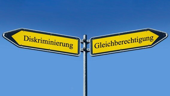 Zwei Wegweiser mit der Aufschrift Diskriminierung und Gleichberechtigung © IMAGO / Steinach Foto: IMAGO / Steinach