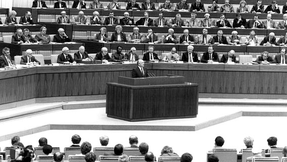Michail Gorbatschow bei seiner Rede auf dem XI. Parteitag der SED im Palast der Republik. © Bundesarchiv Foto: Peter Zimmermann