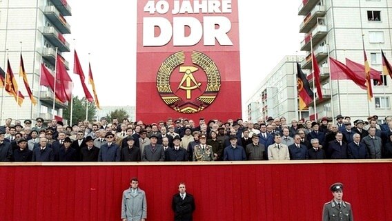 Michail Gorbatschow auf der Ehrentribüne bei der Feier zum 40. Jahrestag der DDR am 7. Oktober 1989. © Bundesarchiv Foto: Klaus Franke
