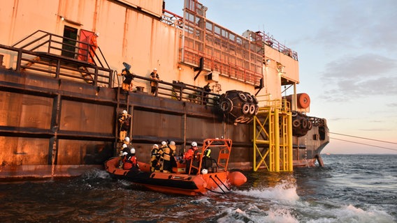 Greenpeace-Protest im Greifswalder Bodden gegen die Verlegung einer Anbindungs-Pipeline für das geplante Rügener LNG-Terminal © NDR Foto: Christopher Niemann
