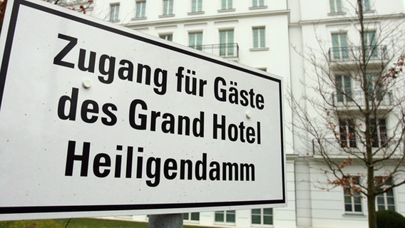 Auf einem Schild steht: Zugang für Gäste des Grand Hotel Heiligendamm © dpa 