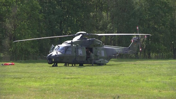 Ein Hubschrauber der Bundeswehr steht zum Einsatz an dem brennenden Wald- und Torfmoorgebiet bei Göldenitz bereit. © NDR Foto: NDR