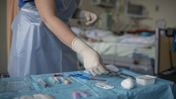 Eine Pflegerin auf der Intensivstation im Rostocker Südstadtklinikum sortiert Operationsbesteck. © ndr.de Foto: ndr.de