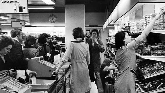 Eine Intershop-Filiale in Ostberlin im Luxushotel Metropol, aufgenommen am 10.11.1977. © dpa/picture alliance Foto: Günter Bratke