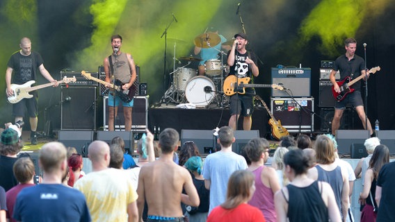Die Band Captain Planet auf der Bühne des Open-Air-Musikfestival "Jamel rockt den Förster" © dpa-Bildfunk Foto: Axel Heimken