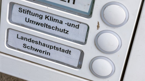 Schwerin: Das Klingelschild der Stiftung Klima- und Umweltschutz am Eingang eines Wohn- und Geschäftshauses. © Jens Büttner/dpa +++ dpa-Bildfunk +++ Foto: Jens Büttner/dpa +++ dpa-Bildfunk +++