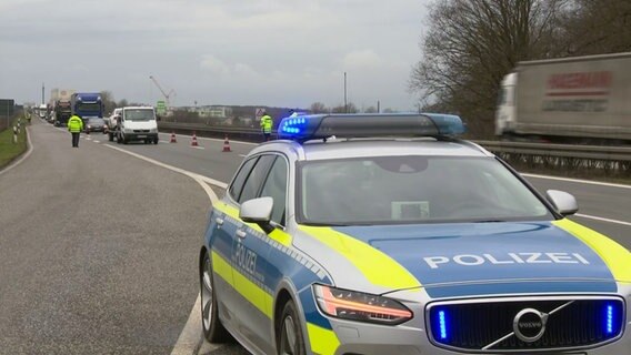 Verkehrskontrolle der Polizei an der A24 © NDR Foto: NDR
