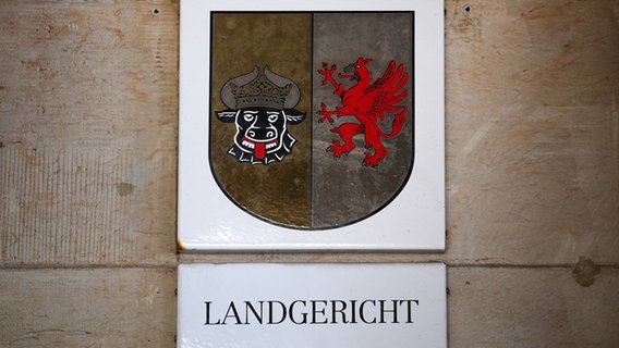 Schild am Landgericht Rostock © dpa-Zentralbild Foto: Bernd Wüstneck