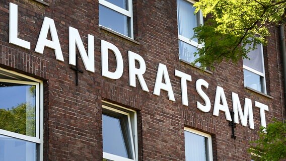 Der Schriftzug "Landratsamt" hängt am Gebäude des Landratsamtes Vorpommern-Rügen. © dpa-Bildfunk Foto: Stefan Sauer