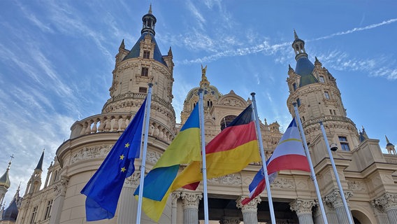 Vor dem Schweriner Schloss weht während der Landtagssitzung neben der Europa-, der MV- und der Deutschlandflagge die Fahne der Ukraine. © NDR Foto: Stefan Ludmann