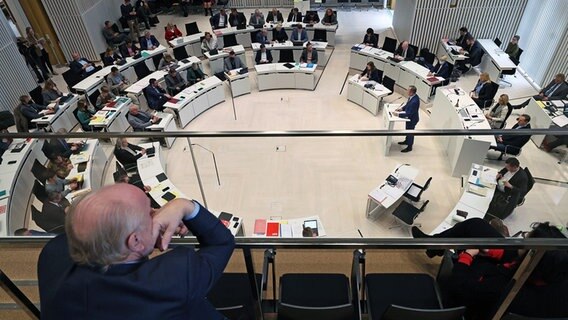 Von der Pressetribüne aus verfolgt ein Mann die Sondersitzung des Landtags zu einem Nachtragshaushalt über 500 Millionen Euro. © dpa-Bildfunk Foto: Bernd Wüstneck