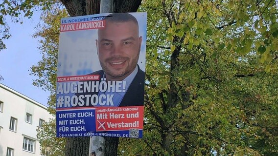 Wahlplakat von Karol Langnickel parteiloser OB-Kandidat in Rostock. © NDR.de Foto: Marian Thürmer/NDR.de