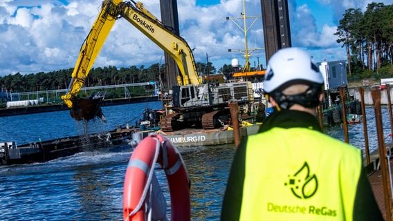 Schweres Gerät ist auf der Baustelle des LNG-Terminal im Industriehafen Lubmin "Deutsche Ostsee" im Einsatz. © dpa Foto: Stefan Sauer