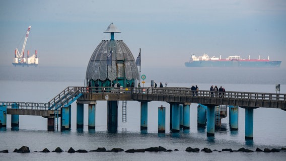 Die Offshore-Arbeitsplattform "JB119" und der LNG Tanker "Seapeak Hispania" liegt auf der Ostsee vor dem Ostseebad Sellin. © dpa Foto: Stefan Sauer