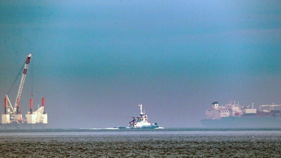 Sellin: Die Offshore-Arbeitsplattform "JB119" und der LNG Tanker "Seapeak Hispania" in der Ostsee vor dem Ostseebad Sellin. © dpa Foto: Stefan Sauer