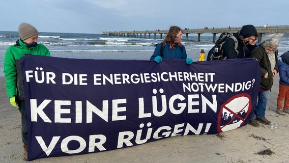 Demonstranten haben sich am Strand von Binz versammelt © NDR Foto: Mathias Krüger