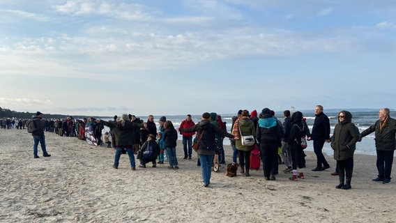Demonstranten haben sich am Strand von Binz versammelt © NDR Foto: Mathias Krüger