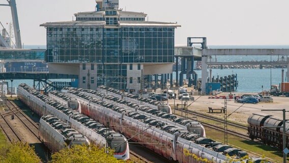 Sassnitz-Mukran: Züge stehen vor dem Gebäude von dem Hafen Mukran. © Stefan Sauer/dpa +++ dpa-Bildfunk +++ Foto: Stefan Sauer/dpa +++ dpa-Bildfunk +++