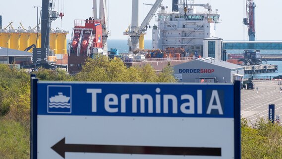 Ein Schild mit einem Schiff-Symbol und der Aufschrift "Terminal A" steht am Hafen Mukran. © dpa Foto: Stefan Sauer