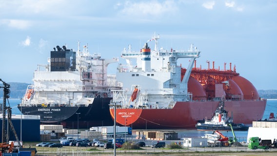 Sassnitz-Mukran: Der LNG-Tanker "Arctic Lady" liegt mit einer Ladung LNG im Energie-Terminal "Deutsche Ostsee" neben dem Regasifizierungsschiff "Energos Power". © Stefan Sauer/dpa +++ dpa-Bildfunk +++ Foto: Stefan Sauer/dpa +++ dpa-Bildfunk +++