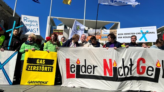 Demonstranten protestieren vor dem Kanzleramt in Berlin mit Schildern und Transparenten gegen das geplante LNG-Terminal auf Rügen. © NDR Foto: Anna-Lou Beckmann