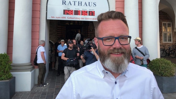 Der Däne Claus Ruhe Madsen (parteilos), neuer Oberbürgermeister von Rostock, vor dem Rostocker Rathaus.  